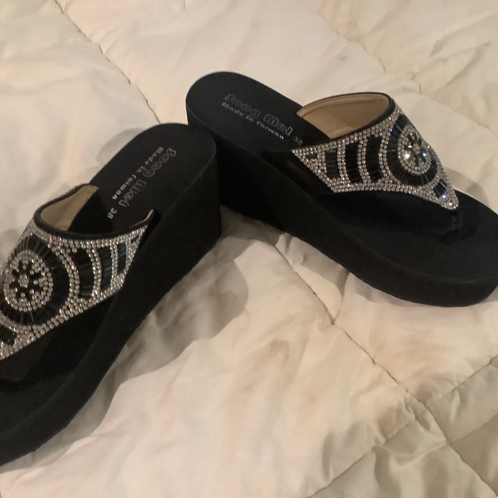 Sandles - Picture 2 of 3